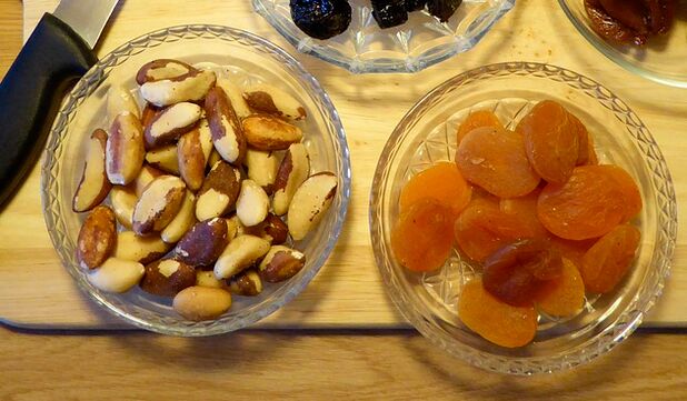 Las nueces con orejones son un depósito de vitaminas para la salud sexual masculina